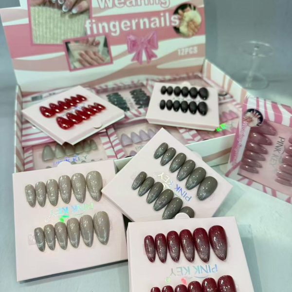 Color Six Nail Set – 12 stylish nail pieces with glue stickers.